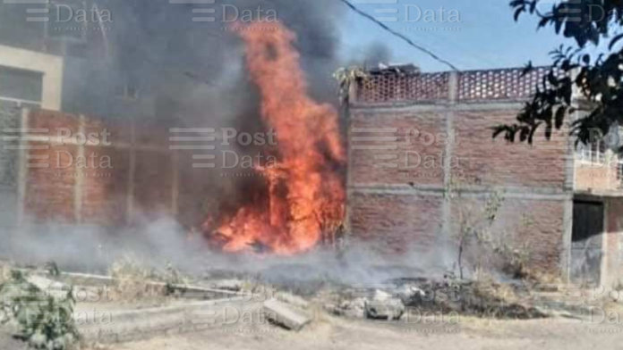 Arde bodega de renta de cimbra de madera, al norte de Morelia Arde bodega de renta de cimbra de madera, al norte de Morelia