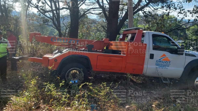 Motociclista cae a barranco en la carretera Zitácuaro-Jungapeo