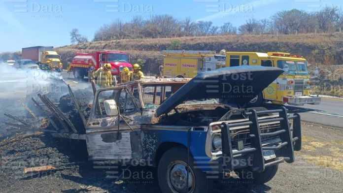 Arde camioneta con rastrojo en la autopista México-Guadalajara