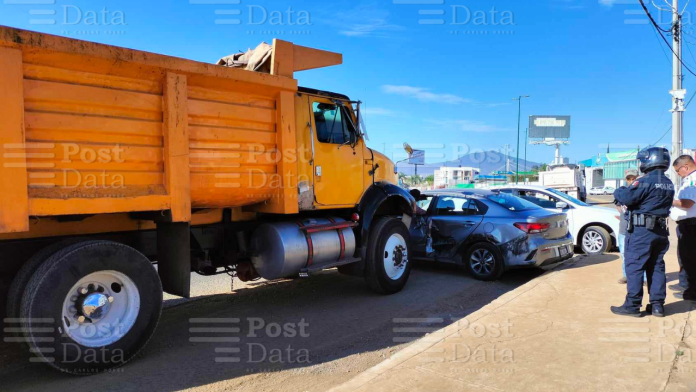 Se registra choque entre camión volteo y auto en el periférico de Morelia Se registra choque entre camión volteo y auto en el periférico de Morelia