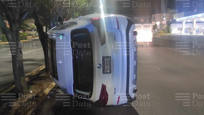Vuelca camioneta en el periférico de Morelia