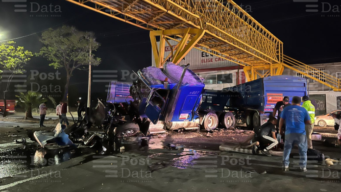 Tráiler se estrella contra puente peatonal en la Avenida Madero Poniente de Morelia Tráiler se estrella contra puente peatonal en la Avenida Madero Poniente de Morelia