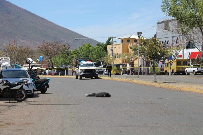 A balazos asesinan a un joven en Jacona