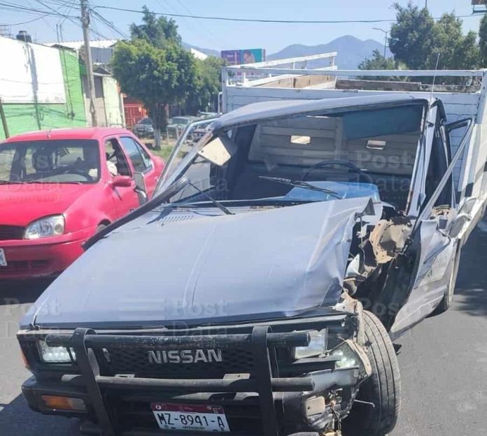 Camioneta se accidenta en el periférico de Morelia