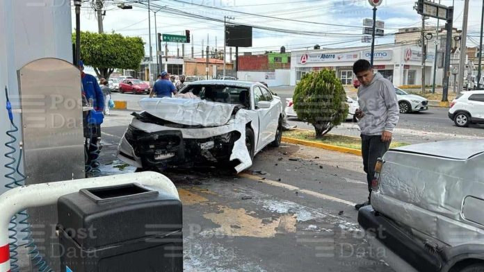 Choque entre 2 vehículos deja 1 herido en el periférico de Morelia