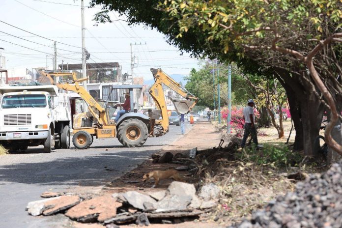 Informa Alfonso Martínez sobre reducción de carriles en av. Quinceo por obra peatonal
