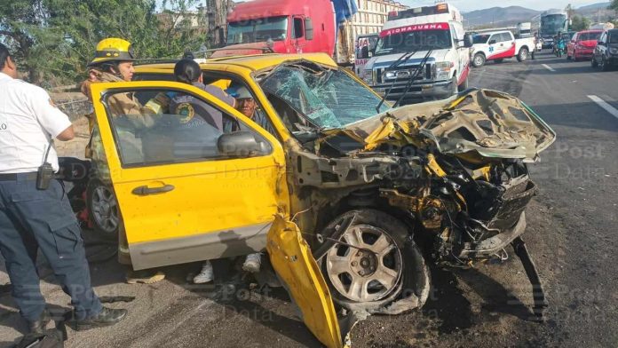 Camioneta es chocada por tráiler y proyectada contra otro vehículo en la Morelia-Salamanca