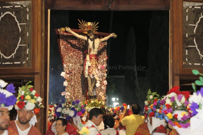 inicia el Jueves Santo a las 6:00 de la tarde y termina a las 4:30 horas del día siguiente.