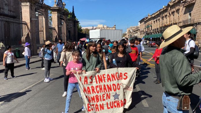 Marchan en contra del desalojo de la escuela “Felipe Carrillo Puerto” de Morelia