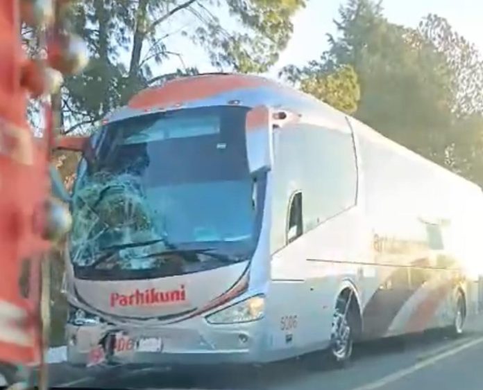 Camioneta vuelca tras chocar contra autobús en la Siglo XXI, hay dos heridos