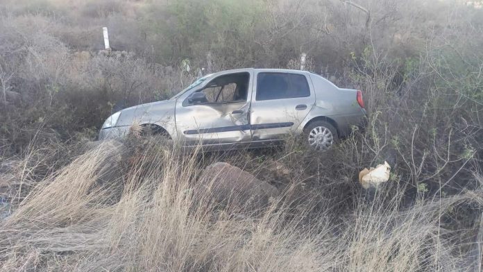 Hallan automóvil volcado a la orilla de la carretera Morelia-Quiroga