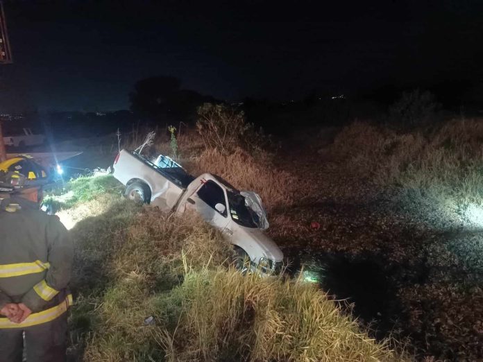 Camioneta cae a canal de riego en Tarímbaro; mueren 3 personas