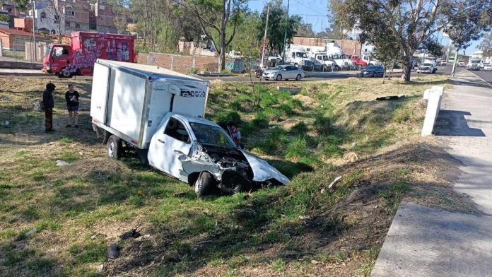 Se accidenta camioneta en la Av. Miguel Hidalgo, al norte de Morelia Se accidenta camioneta en la Av. Miguel Hidalgo, al norte de Morelia