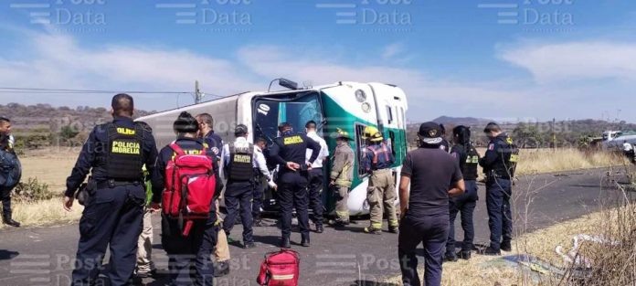 10 heridos en choque entre pipa de agua y camión de pasajeros en Morelia
