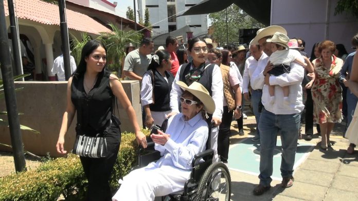 Carlos Manzo tendrá el apoyo de Mary Doddoly en su campaña por la alcaldía de Uruapan