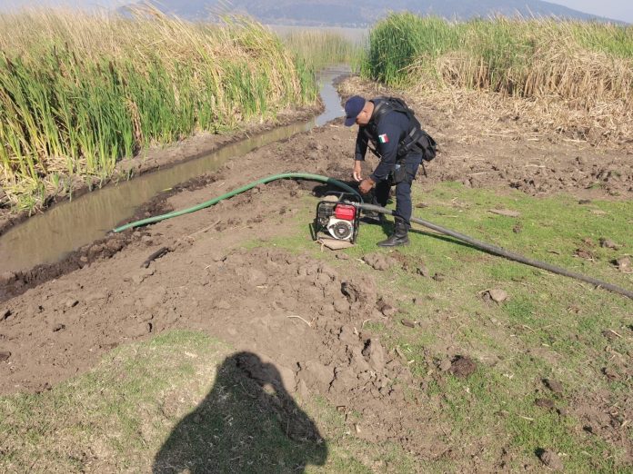 Detenido un hombre que saqueaba agua del lago de Pátzcuaro