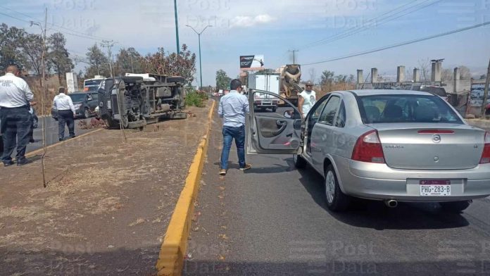 Auto y camioneta protagonizan choque en la Av. Madero Poniente de Morelia