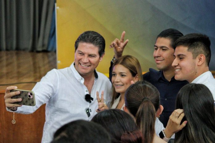 Alfonso Martínez se reúne con estudiantes universitarios