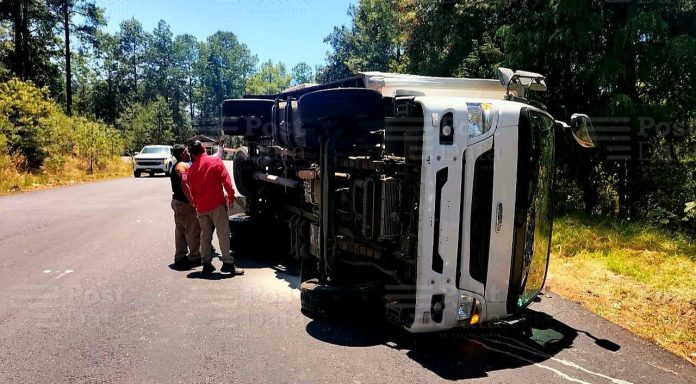 Vuelca camión de carga en la carretera Uruapan – Los Reyes