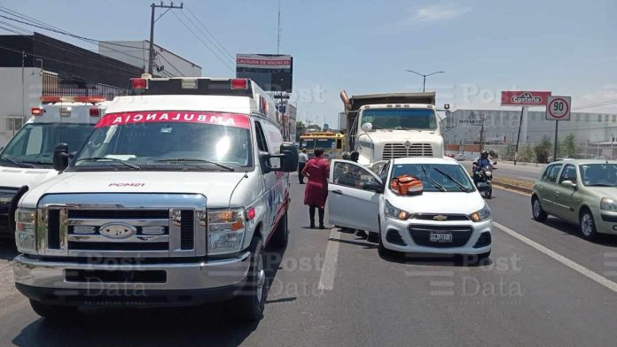 Camión volteo choca contra auto al norte de Morelia; hay 2 heridos