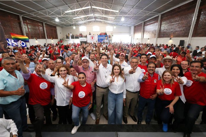 Militantes del PRI, levantan la mano de Alfonso Martínez rumbo a la reelección
