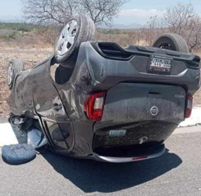 Vuelca auto en la Siglo XXI; hay dos heridos