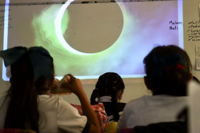 Miles de estudiantes aprenden del eclipse solar en escuelas en Michoacán