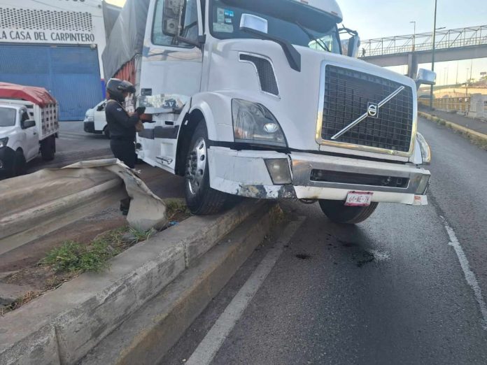 Camión torton queda atorado en camellón del periférico de Morelia