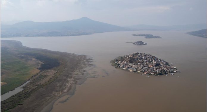 Lago de Pátzcuaro ha perdido casi la mitad de su superficie en 30 años; el almacenamiento está al 31%