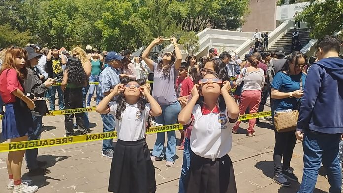 Miles observaron el Eclipse Solar en telescopios del Planetario de Morelia