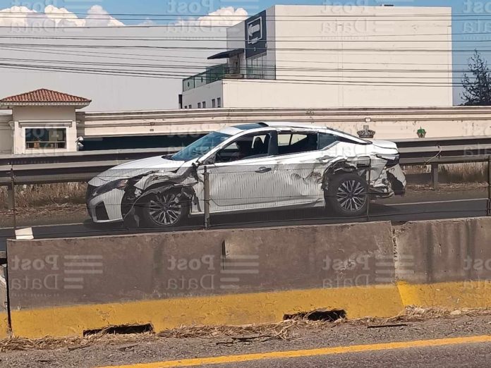 Automovilista choca contra muro de contención en la Morelia-Salamanca