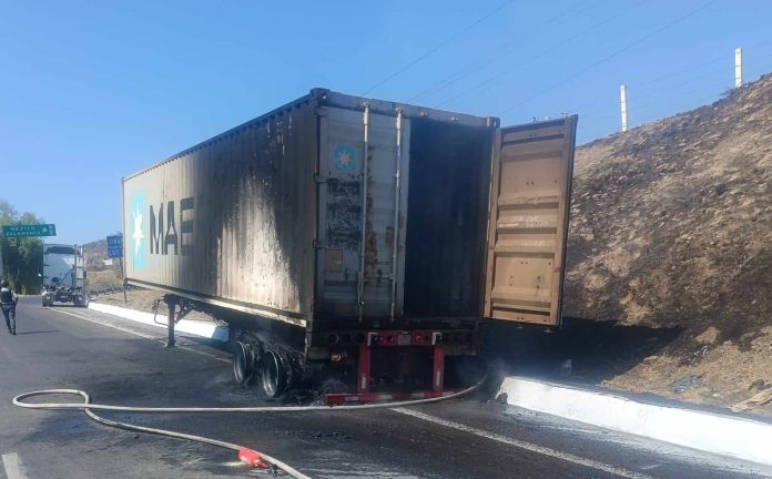 Se incendia caja de tráiler en la Morelia-Salamanca