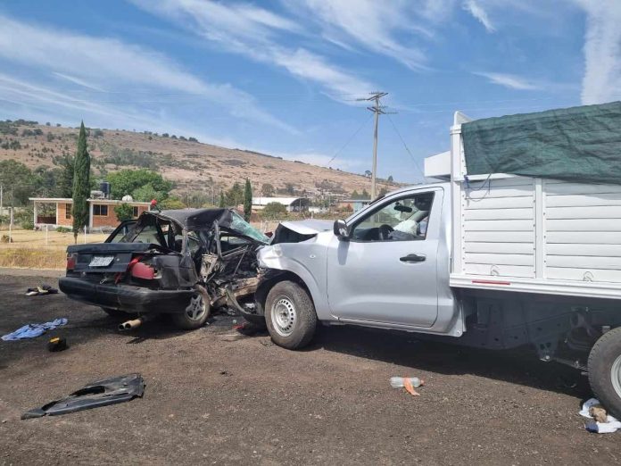 Se registra choque entre auto y camioneta en la Epitacio Huerta-Tlalpujahua