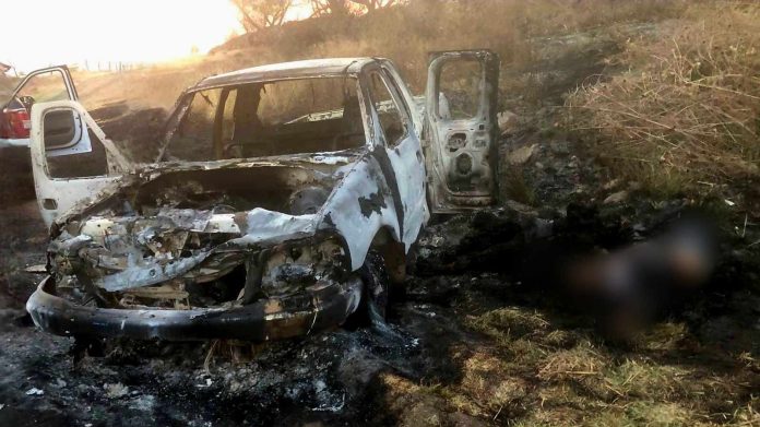 Delincuentes matan a 4 personas y las queman junto con una camioneta, en Jacona
