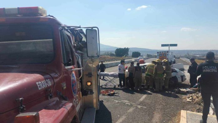 Hombre muere prensado tras choque entre camioneta y auto, en La Piedad
