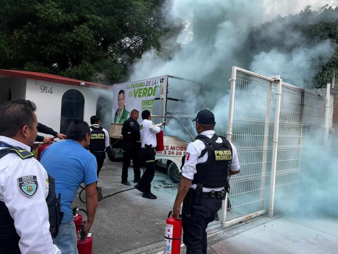 Arde vehículo de perifoneo asignado a Ernesto Núñez del PVEM Arde vehículo de perifoneo asignado a Ernesto Núñez del PVEM