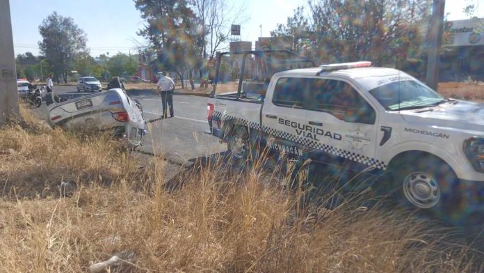 Auto vuelca tras ser chocado en la Morelia-Pátzcuaro