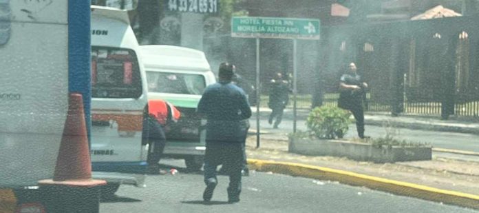 Ciudadanos sofocan conato de incendio en vehículo, al sur de Morelia
