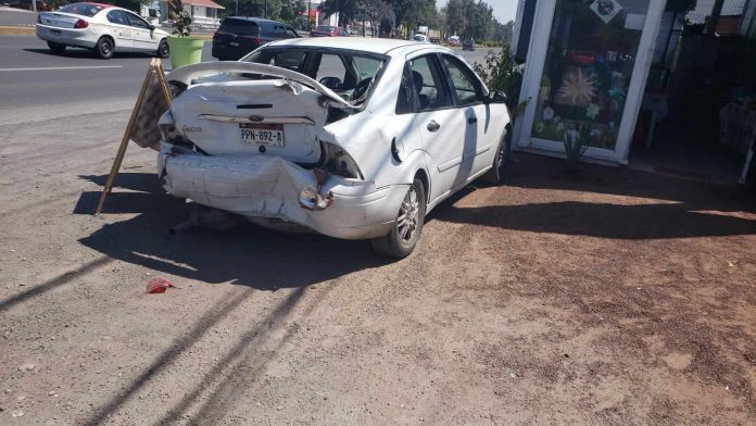 Se registra choque entre camioneta y auto en la Av. Madero Oriente de Morelia