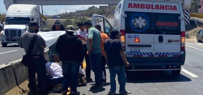 Se accidenta motociclista en la Morelia-Salamanca + El motorista quedó lesionado y fue llevado a un hospital. RED 113 MICHOACÁN/Redacción Tarímbaro, Mich.- 5 de abril de 2024.- Un joven motociclista resultó lesionado tras derrapar sobre la carretera Morelia-Salamanca, dentro del municipio de Tarímbaro, trascendió en la labor periodística. El accidente sucedió la tarde de este viernes a la altura de la población El Carrizal, y fue reportado por automovilistas al número de emergencias 911. Rescatistas locales acudieron al sitio, otorgaron los primeros auxilios al motorista y lo canalizaron a un hospital para su adecuada valoración médica, paciente identificado como José Armando, de 27 años de edad, vecino de Cuto del Porvenir, informaron fuentes policiales. Unos oficiales de Seguridad Vial se encargaron del peritaje correspondiente. Se apareció que la moto siniestrada es una Bajaj Pulsar, color amarillo, con placa 89PRM2, la cual fue retirada del camino.
