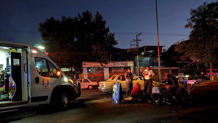 Grave adulto mayor al ser arrollado por taxi, frente a la Central Camionera