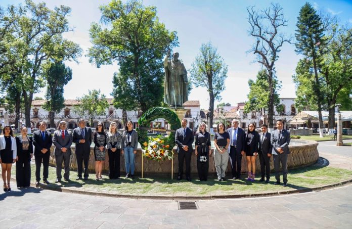 Pátzcuaro, Michoacán, a 14 de marzo del 2024.- A preservar y mantener vivos los valores y el legado de Tata Vasco entre las generaciones presentes y futuras de Michoacán, instó la diputada Samanta Flores Adame, en el marco del acto conmemorativo por el 459 Aniversario Luctuoso de Don Vasco de Quiroga. En la plaza que en su nombre rinde tributo al primer Obispo de Michoacán, ubicada en Pátzcuaro, se ofreció el tradicional homenaje, al que asistió la diputada Flores Adame en representación de la 75 Legislatura. Ahí, reiteró que el legado de Tata Vasco debe prevalecer al paso de los años, “que las nuevas generaciones conozcan quién fue Don Vasco de Quiroga, y que principalmente sepan todo lo que hizo por Michoacán y su gente”. La legisladora, destacó que el trabajo que hizo Tata Vasco en la zona lacustre de Michoacán, su obra y su legado, son fundamentales en la actualidad para las y los michoacanos”, aseveró. Flores Adame, aseguró que desde la 75 Legislatura se ha trabajado para honrar la memoria de cada uno de los personajes que han sido pilares para forjar el México del presente, mediante su labor e ideas, como es el caso de Don Vasco de Quiroga.