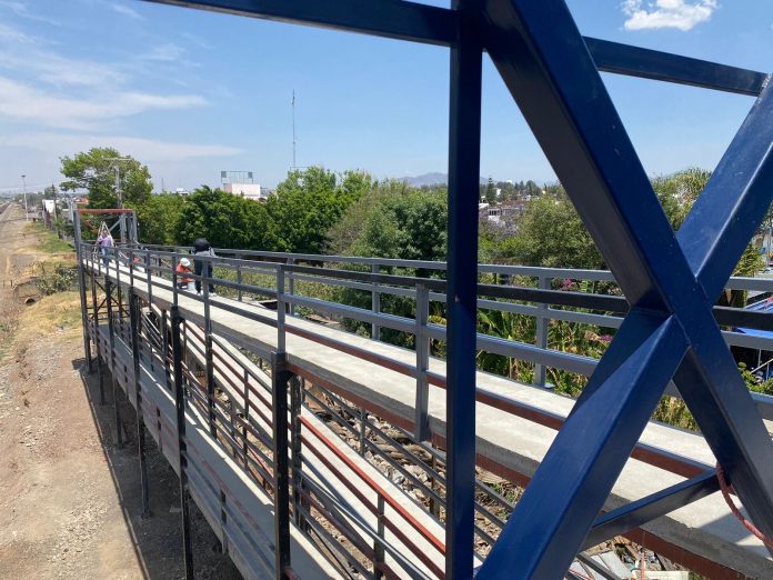 Puente peatonal en Siervo de la Nación estará listo la siguiente semana para los morelianos