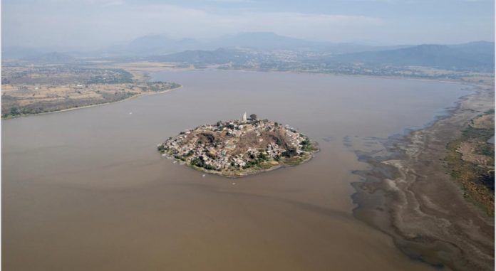 El Lago de Pátzcuaro está en “situación de alerta”, pero no se ha secado: Gobernador