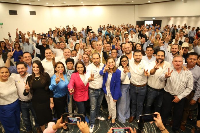 Entrega líder nacional del PAN constancias a sus candidatos a ediles y diputados