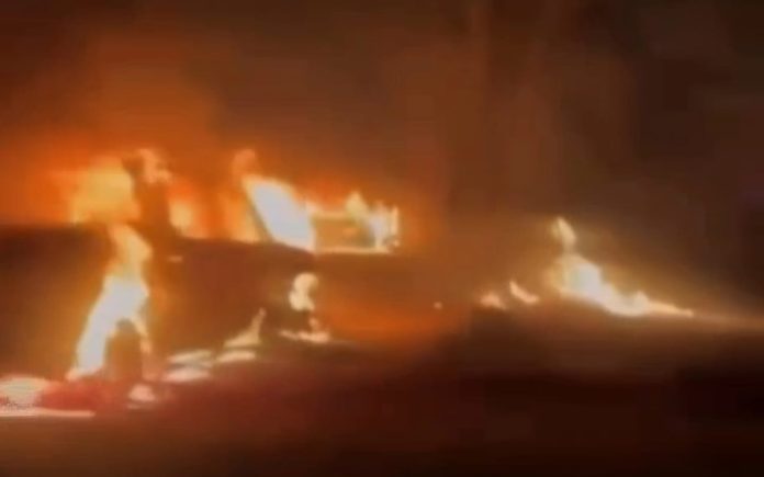 Abandonan tres cuerpos decapitados, en dos vehículos incendiados