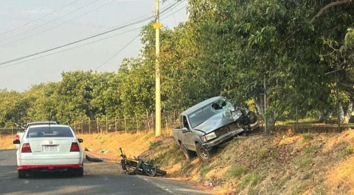 Motociclista muere tras choque contra camioneta en Tacámbaro
