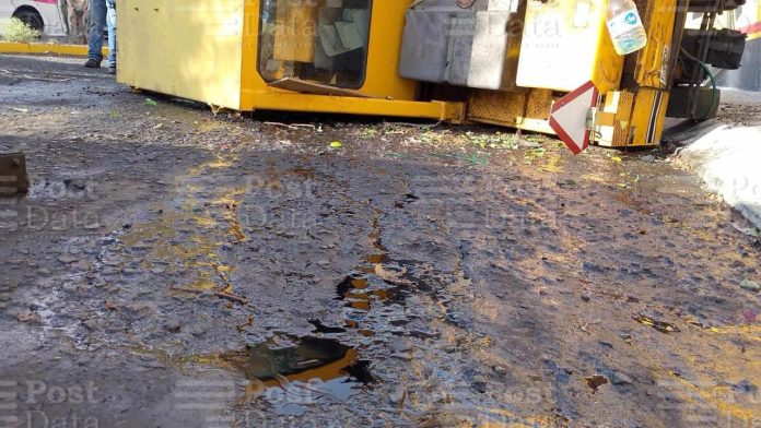 Vuelca máquina reparadora de baches en Metrópolis, Tarímbaro