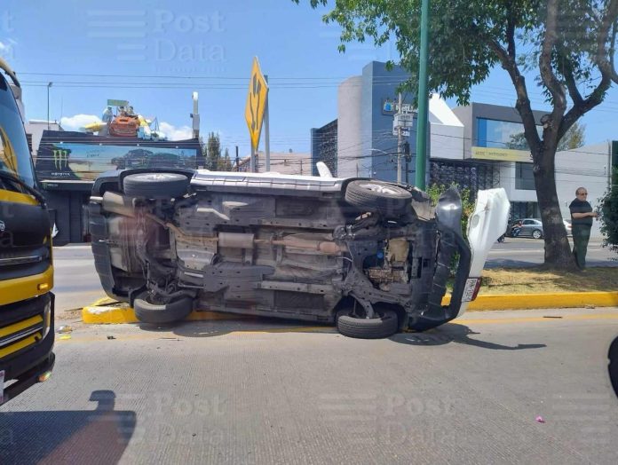 Vuelca camioneta en la Av. Camelinas de Morelia