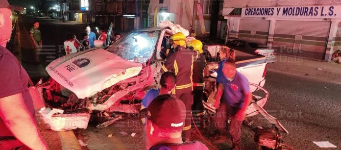 Un lesionado tras aparatoso choque de camioneta de FGE, en Lázaro Cárdenas